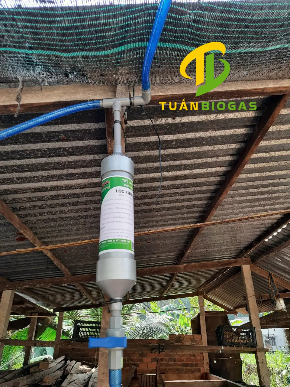 Bộ lọc khí biogas được lắp đặt thẳng đứng đúng kỹ thuật trên đường ống
