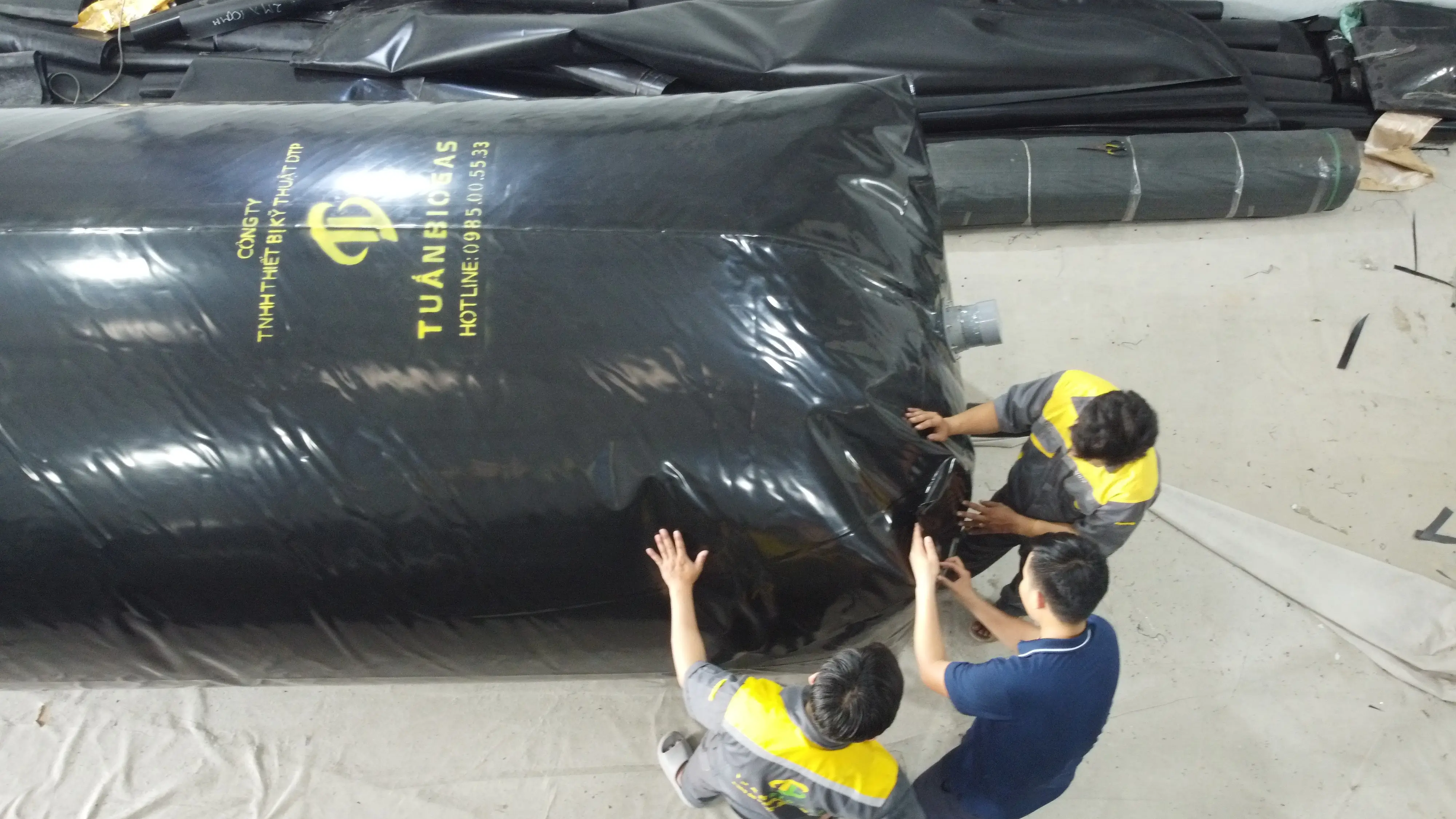 Khách hàng kiểm tra sản phẩm túi trữ khí và phiếu bảo hành chính hãng Tuấn Biogas