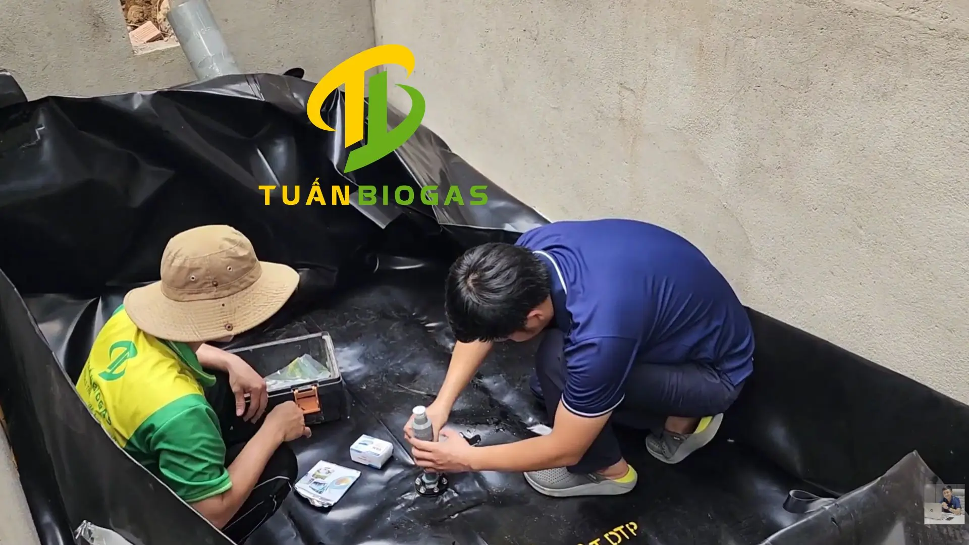 Kỹ thuật viên Tuấn Biogas hỗ trợ lắp đặt trực tiếp tại trang trại ở các tỉnh lân cận