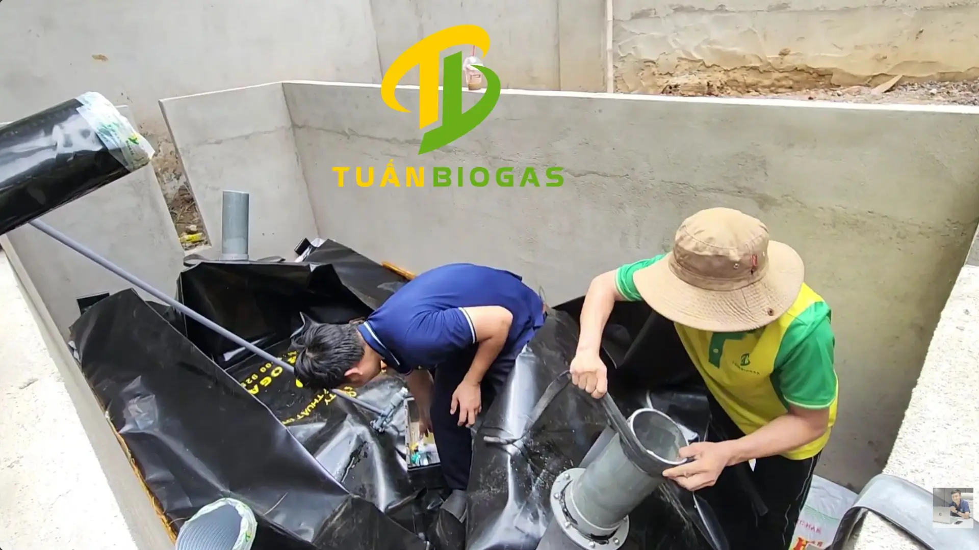 Bà con cân nhắc giữa việc tự lắp túi biogas và thuê đội thi công chuyên nghiệp