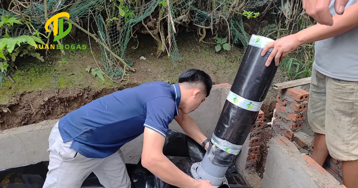 Kỹ thuật viên hướng dẫn bà con thao tác đấu nối ống đơn giản như lắp đặt ống nước