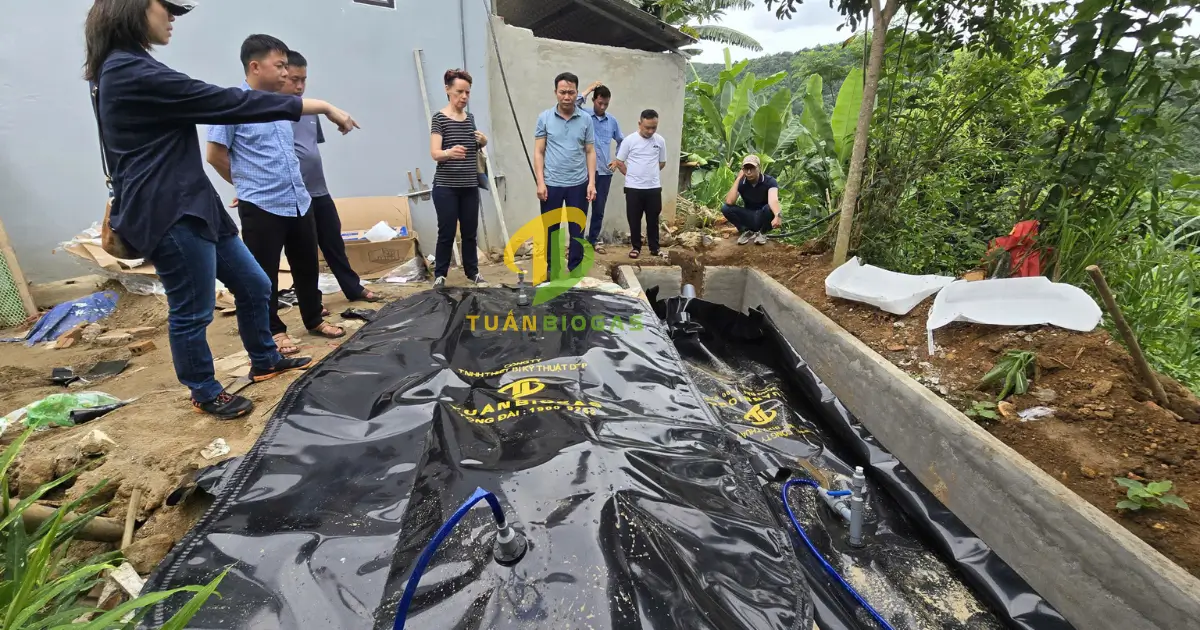 Bàn giao túi biogas đúc sẵn hoàn chỉnh phụ kiện cho hộ nông dân chăn nuôi