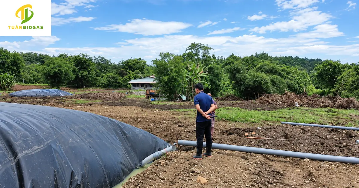 Chủ trang trại heo nghiệm thu bàn giao cùng kỹ sư Tuấn Biogas