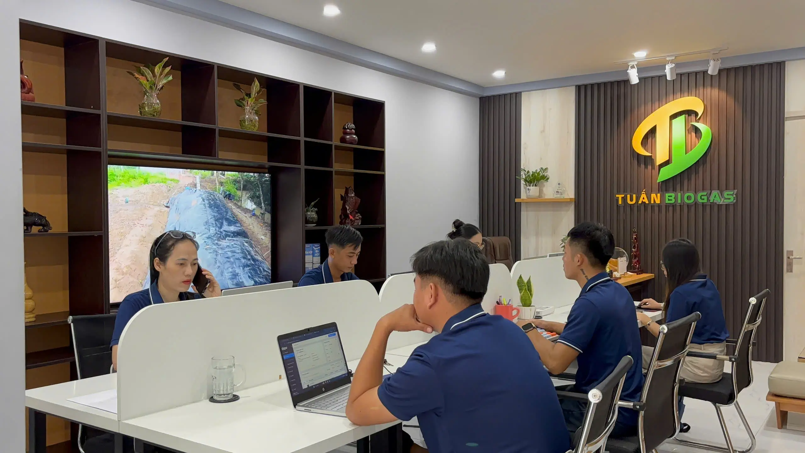 Kỹ thuật viên khảo sát diện tích đất trước khi tư vấn kích thước túi biogas