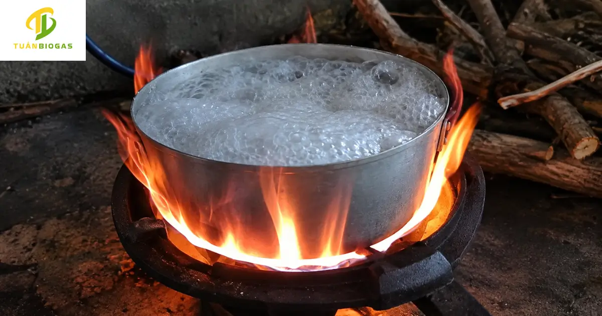 Bà con sử dụng bếp khò biogas nấu nồi cám heo lớn phục vụ chăn nuôi