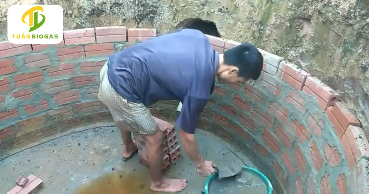 Hầm bê tông xây gạch truyền thống bị nứt toác rò rỉ nước phân ra đất