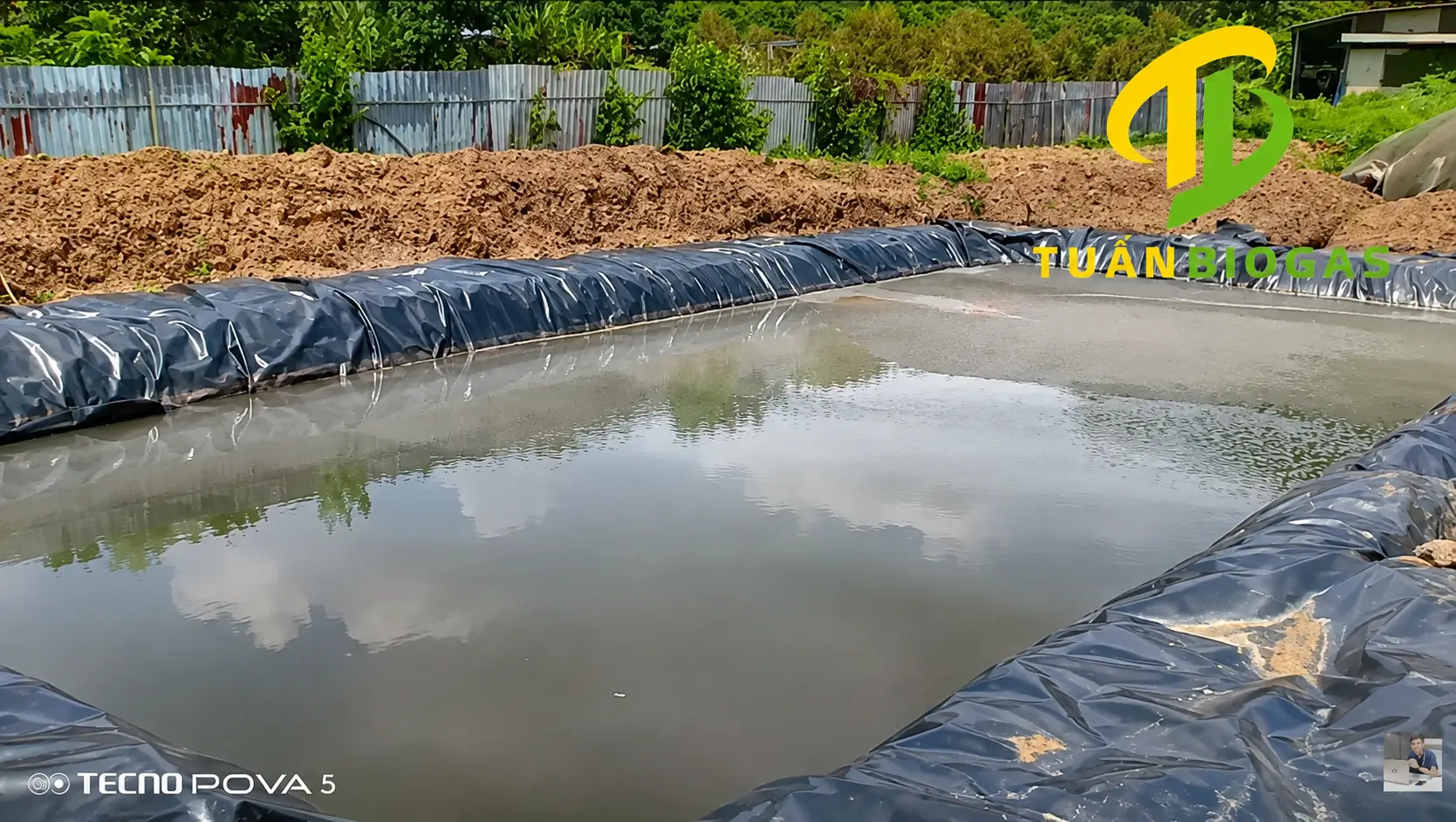 Hố sinh học được xây dựng phía sau túi biogas trang trại để hứng nước thải đã xử lý