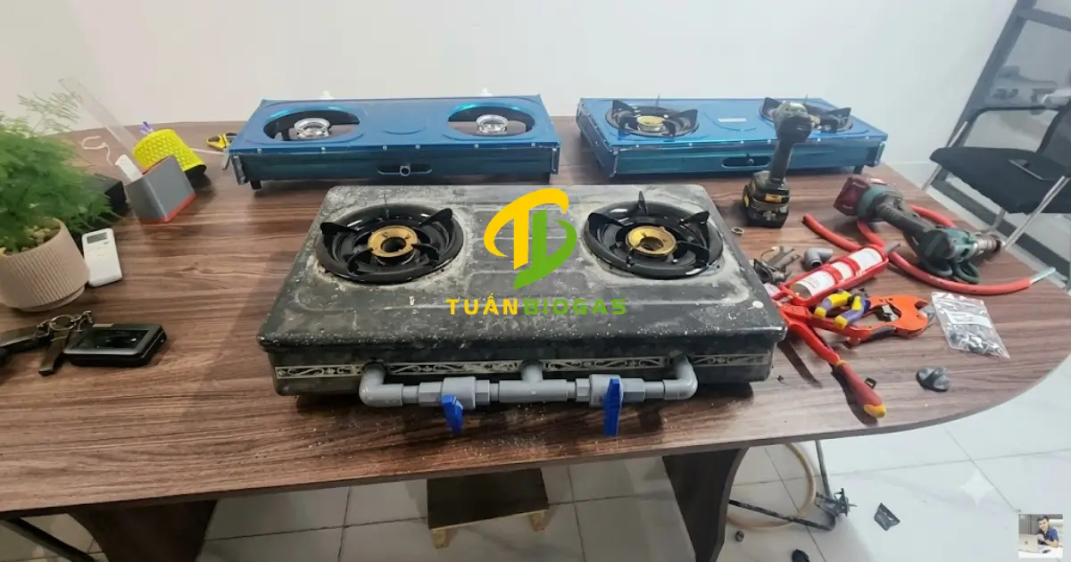 Bếp gas cũ được bà con tự tháo chế đường ống PVC tại nhà