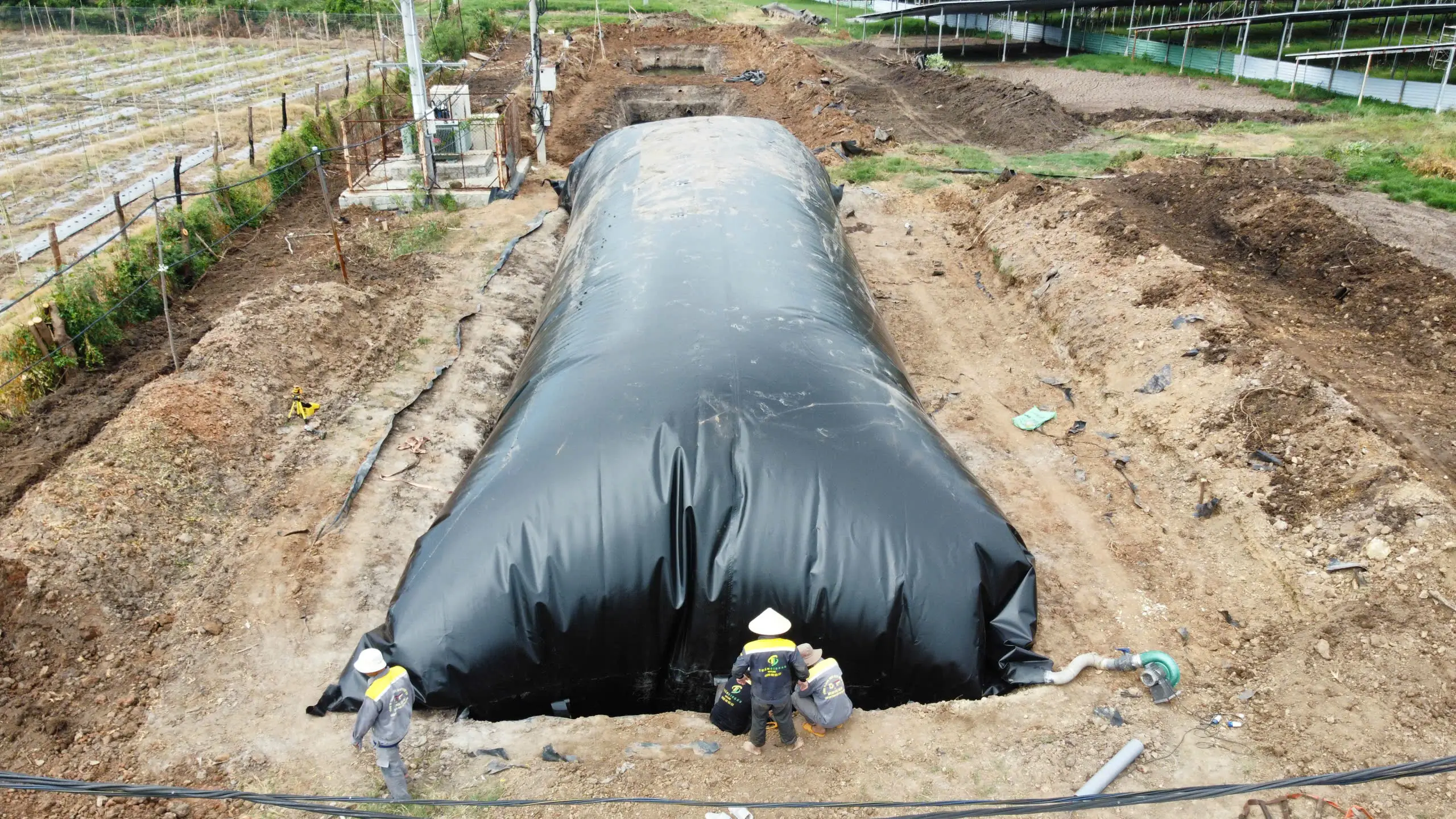 So sánh hầm xây gạch nứt nẻ và túi biogas tròn HDPE phồng căng xanh mát