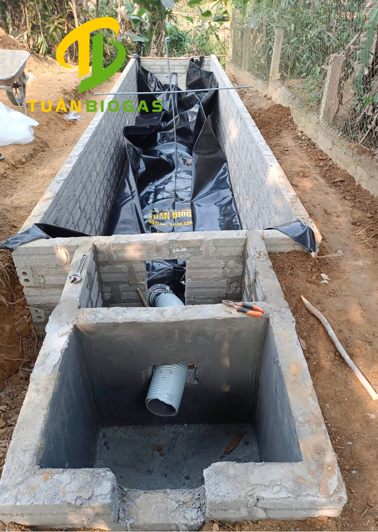 Tui-biogas-vua-lap-dat-xong-trong-ho-xay (1)